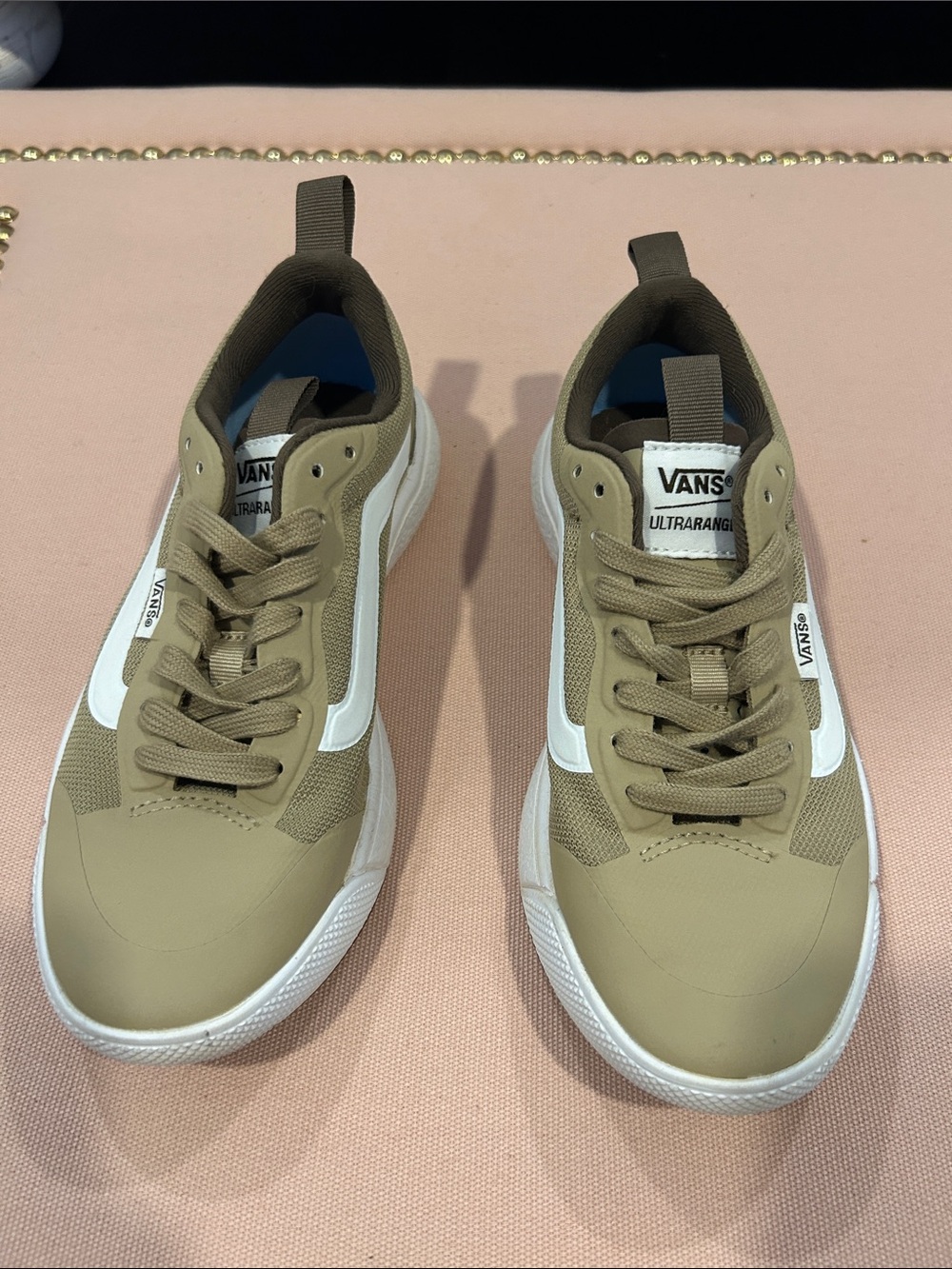 NWOT Vans UltraRange UltraCush Big Kid’s Size 3.5 Tan and White Low-Top Sneakers
